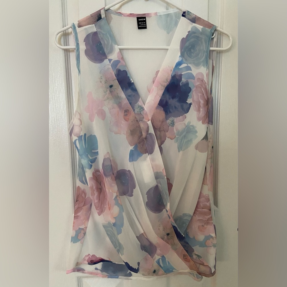 BEAUTIFUL SLEEVELESS FLORAL TOP